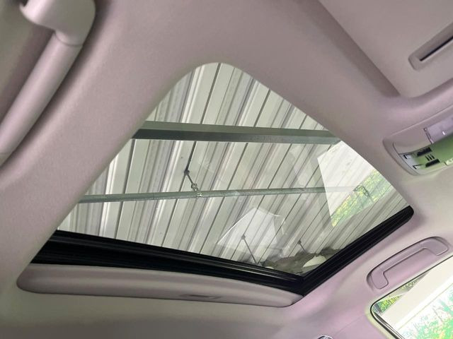 【サンルーフ】開放感たっぷりの希少装備、サンルーフが装着されています!車内に明かりを取り入れたり景色を楽しむ以外にも、車内の空気も簡単に換気できて快適です!