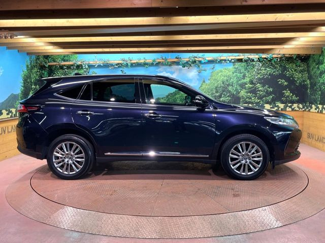 高透明度のガラス皮膜で撥水はもちろん、上質なツヤ・光沢を実現。紫外線や酸性雨から大切な愛車を保護し、色あせ・劣化を防止。「弾スプラッシュコート」、「弾プリミッサコート」からお選びいただけます。