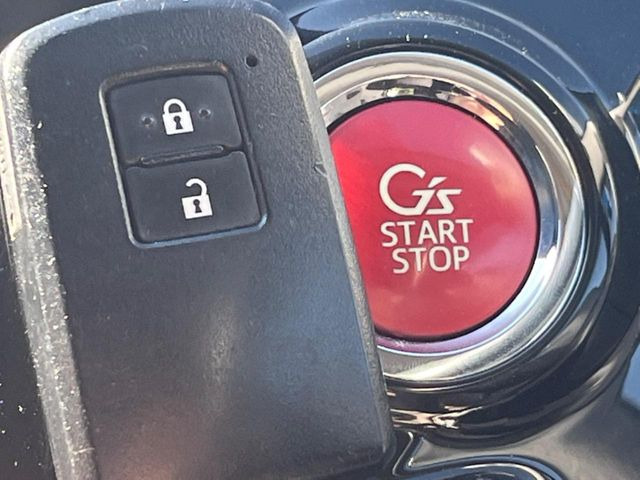 【スマートキー】カバンやポケットに入れたままでもドアの施錠・解錠が可能なスマートキーを装備。エンジンのオン・オフ時もカギを取り出す必要が無いからとっても便利です♪