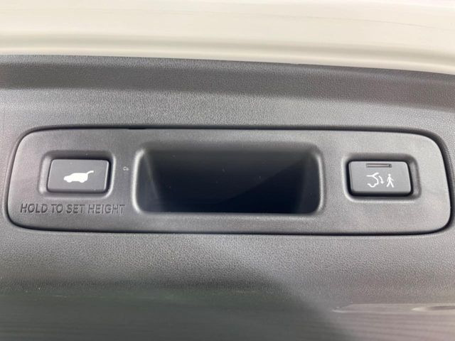 【パワーバックドア】スマートキーや運転席のボタンを押すだけでリアゲートが自動で開閉します!荷物を持っている時や、高い位置にあるバックドアを閉める際に便利な機能です♪