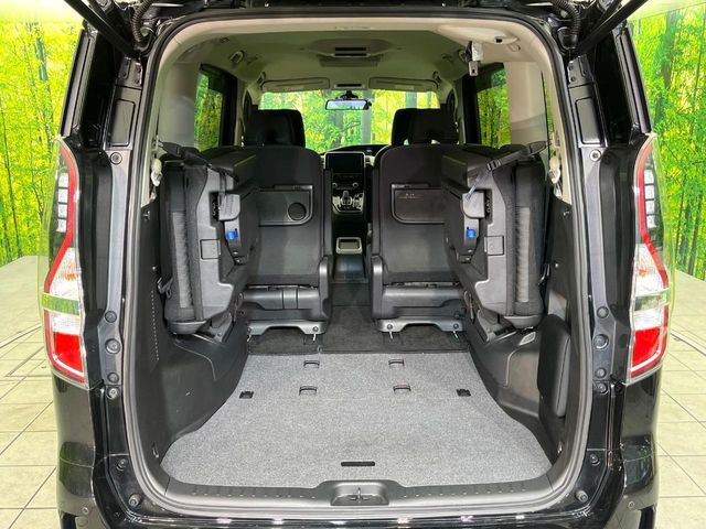 ���i�̂���������ʋ΁A���}���ɏ\���ȉ׎��X�y�[�X���m�ۂ��Ă���܂��B�Z�J���h�V�[�g��|���ƁA�傫�ȉו��̐ύڂ��\�ł���