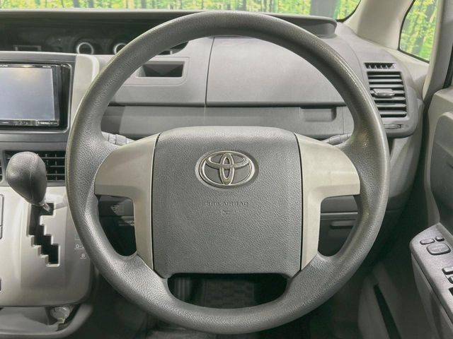 �C���e���A�ɍ��킹���f�U�C���̃X�e�A�����O�́A�^�]�������̂��Ƃ��l���A�^�]���₷���`��A�傫���ł��B�����x�A���ۂɐG���Ă��m���߂��������B