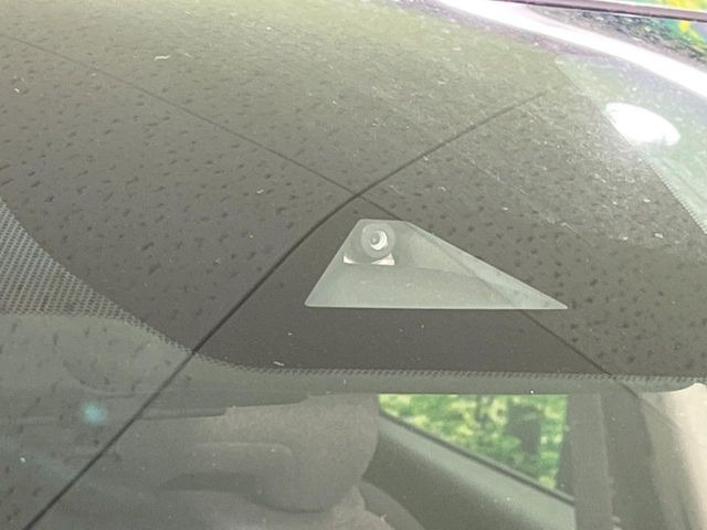 �y�Փˌy���V�X�e���z���s���ɑO���̎ԗ�����F�����A�Փ˂������Ȏ��͌x��ƃu���[�L�ŏՓˉ���Ɣ�Q�y�����A�V�X�g�B�����S�Ƀh���C�u�����y���݂��������܂��B