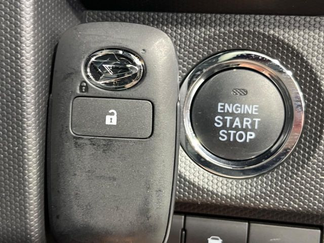 【キーフリーシステム】カバンやポケットに入れたままでもドアの施錠・解錠が可能なスマートキーを装備。エンジンのオン・オフ時もカギを取り出す必要が無いからとっても便利です♪