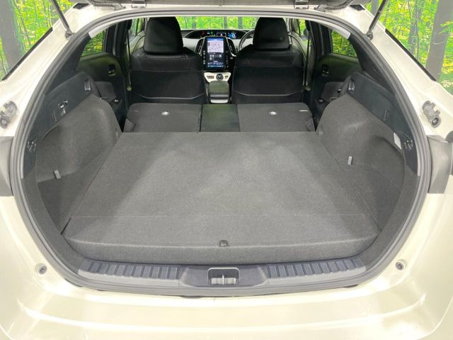 ラゲッジルームは、大容量のスペースを確保。普段のお買い物からレジャーまで、幅広く活躍してくれます!また、リアシートを倒すことでバリエーション豊かにお使いいただけます。