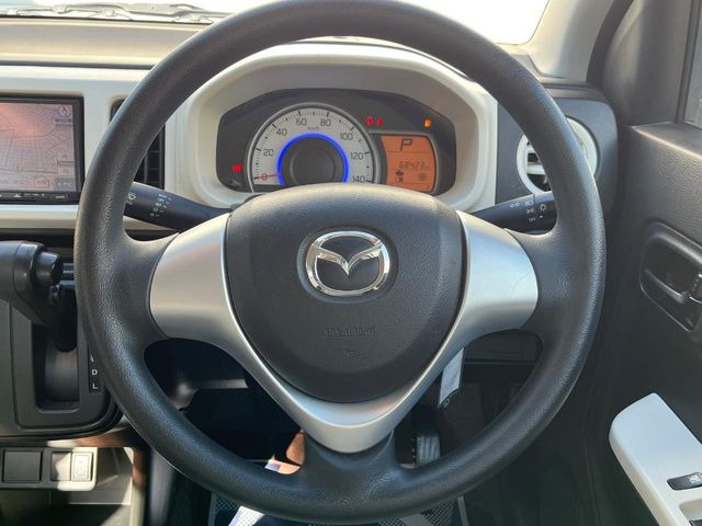 �C���e���A�ɍ��킹���f�U�C���̃X�e�A�����O�́A�^�]�������̂��Ƃ��l���A�^�]���₷���`��A�傫���ł��B�����x�A���ۂɐG���Ă��m���߂��������B