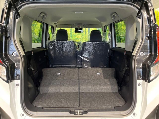 ���i�̂���������ʋ΁A���}���ɏ\���ȉ׎��X�y�[�X���m�ۂ��Ă���܂��B�Z�J���h�V�[�g��|���ƁA�傫�ȉו��̐ύڂ��\�ł���