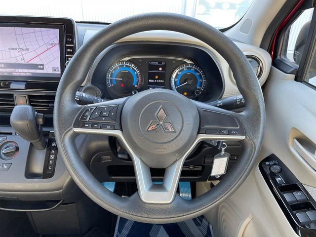 �C���e���A�ɍ��킹���f�U�C���̃X�e�A�����O�́A�^�]�������̂��Ƃ��l���A�^�]���₷���`��A�傫���ł��B�����x�A���ۂɐG���Ă��m���߂��������B