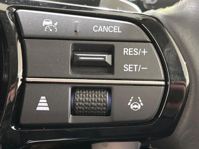 【アダプティブクルーズコントロール】高速道路での長距離走行が楽に!!自動で速度を保つクルーズコントロールが、衝突軽減システムと連携し、前方の車両を感知して車間を保つように速度調節してくれます!!