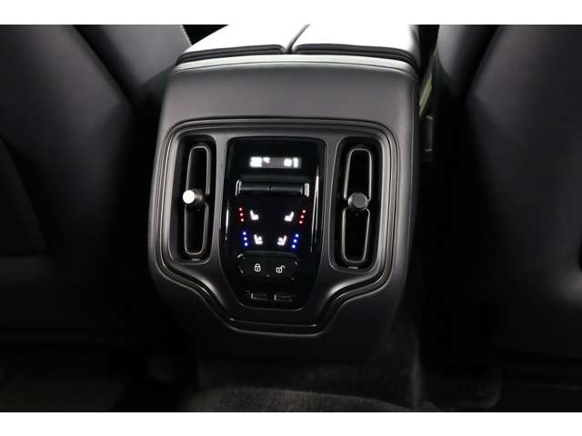 ��Ȃ��O�ȓ��l�ɃV�[�g�q�[�^�[�A�x���`���[�^�[����������Ă���܂��B