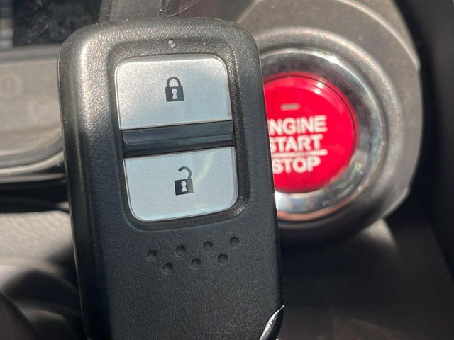 �yHonda�X�}�[�g�L�[�z�J�o����|�P�b�g�ɓ��ꂽ�܂܂ł��h�A�̎{���E�������\�ȃX�}�[�g�L�[�𑕔��B�G���W���̃I���E�I�t�����J�M�����o���K�v����������Ƃ��Ă��֗��ł���