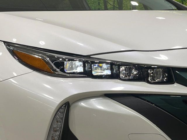 【三眼LEDヘッドライト】スタイリッシュな見た目の三眼LEDヘッドライトを装備♪スタイルだけでなく、夜間の走行も視界良好で安心してお乗りいただけます。