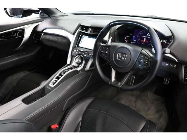 ���A�ɂ̓J�[�{���t�@�C�o�[���A�f�b�L���b�h�X�|�C���[�ƃG���W���J�o�[�𑕔��B�~�b�h�V�b�v���C�A�E�g�̔��͂��郁�J�j�Y�������o�I�ɂ��y���߁A�X�|�[�c���f���炵�����g�������o���܂��B