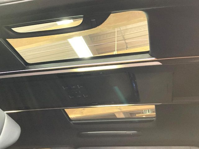 【左右独立ムーンルーフ】2列目左右席にそれぞれ配置されたガラスルーフ!日差しに合わせて片側だけシェードを閉めることも可能です!