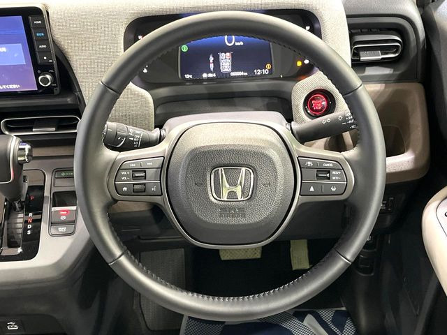 �C���e���A�ɍ��킹���f�U�C���̃X�e�A�����O�́A�^�]�������̂��Ƃ��l���A�^�]���₷���`��A�傫���ł��B�����x�A���ۂɐG���Ă��m���߂��������B