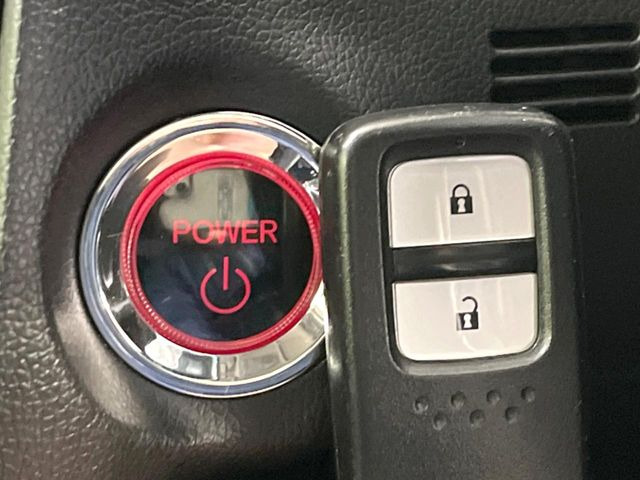 �yHonda�X�}�[�g�L�[�z�J�o����|�P�b�g�ɓ��ꂽ�܂܂ł��h�A�̎{���E�������\�ȃX�}�[�g�L�[�𑕔��B�G���W���̃I���E�I�t�����J�M�����o���K�v����������Ƃ��Ă��֗��ł���