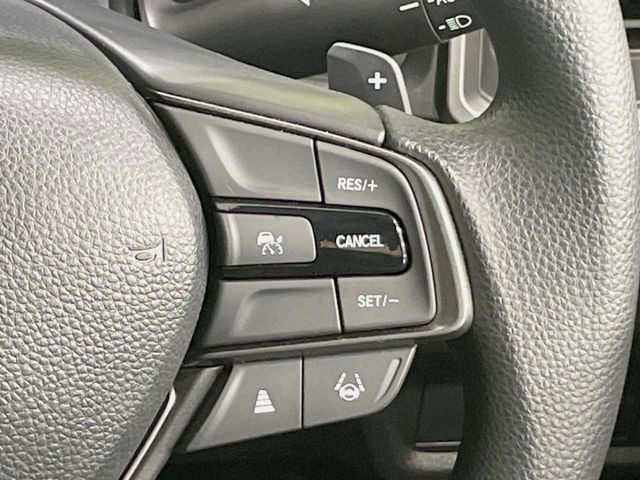 【アダプティブクルーズコントロール】高速道路での長距離走行が楽に!!自動で速度を保つクルーズコントロールが、衝突軽減システムと連携し、前方の車両を感知して車間を保つように速度調節してくれます!!