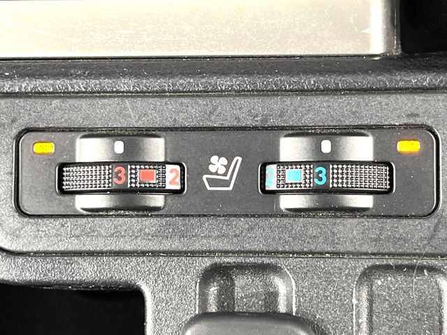 【シートベンチレーション】夏場は涼しい風でお尻や背中の熱やムレを防ぎ、冬はエアコンよりも早く温まってポカポカに!季節を問わず快適に過ごせます。