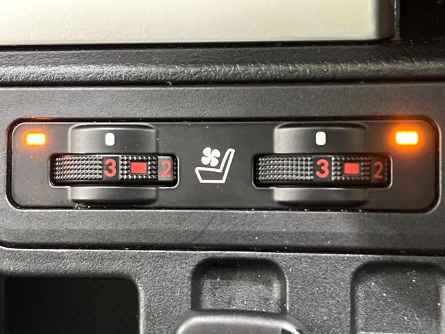 【シートベンチレーション】夏場は涼しい風でお尻や背中の熱やムレを防ぎ、冬はエアコンよりも早く温まってポカポカに!季節を問わず快適に過ごせます。