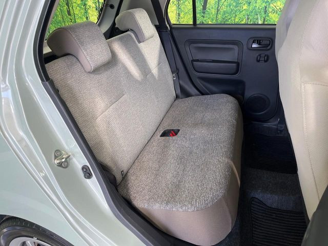 後部座席も気になるようなキズ・汚れやへたり等、大きなダメージはなく、良好な状態です。