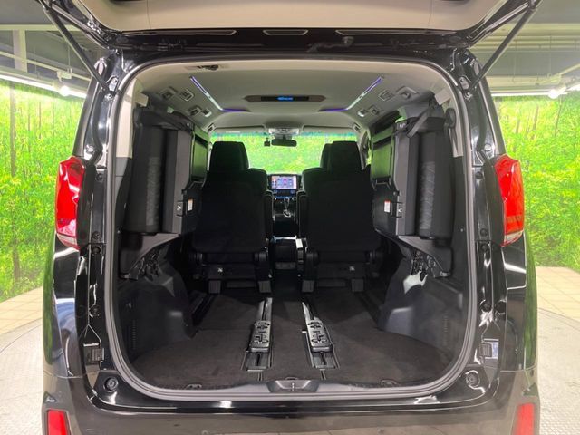 後席を格納すると、これだけの広さが!シーンに合わせたシートアレンジで、大きな荷物も積むことが出来ます♪