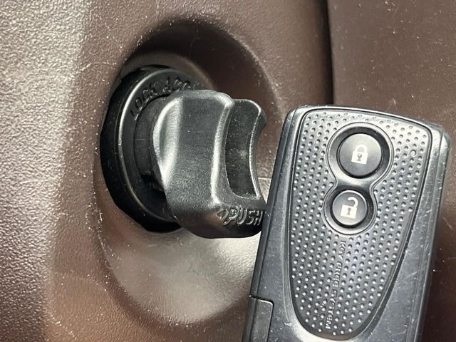 �y�X�}�[�g�L�[�z�J�o����|�P�b�g�ɓ��ꂽ�܂܂ł��h�A�̎{���E�������\�ȃX�}�[�g�L�[�𑕔��B�G���W���̃I���E�I�t�����J�M�����o���K�v����������Ƃ��Ă��֗��ł���