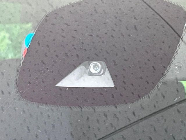 �y�C���e���W�F���g�G�}�[�W�F���V�[�u���[�L�z�t�����g�J�����őO���̎ԗ�����s�҂����m�B�Փ˂������Ȏ��͏Փ˔�Q�y���u���[�L���쓮�A�Փˉ�����T�|�[�g�B�����S�Ƀh���C�u�����y���݂��������܂��B