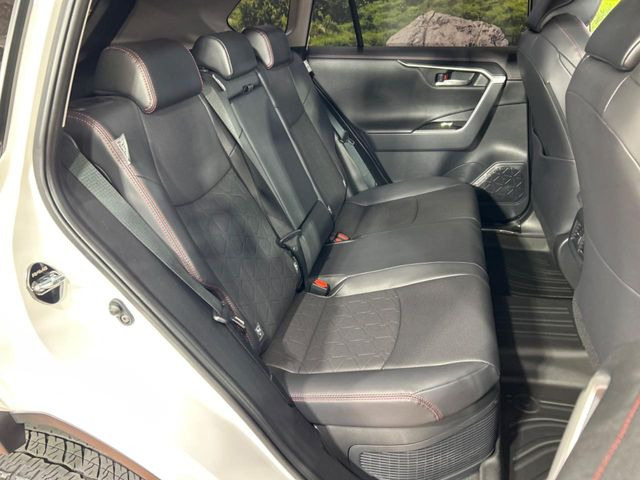後部座席も気になるようなキズ・汚れやへたり等、大きなダメージはなく、良好な状態です。
