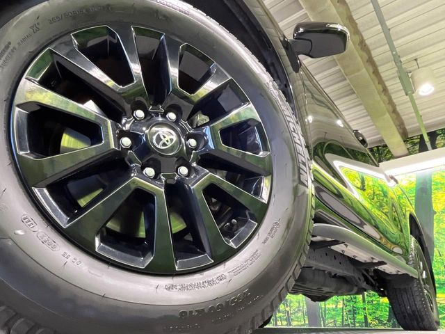 【グレード専用純正18インチアルミホイール】デザイン性の高い純正アルミホイールを装着しております。各種社外アルミホイールや、スタッドレスタイヤも取扱いしております。是非ご相談ください♪
