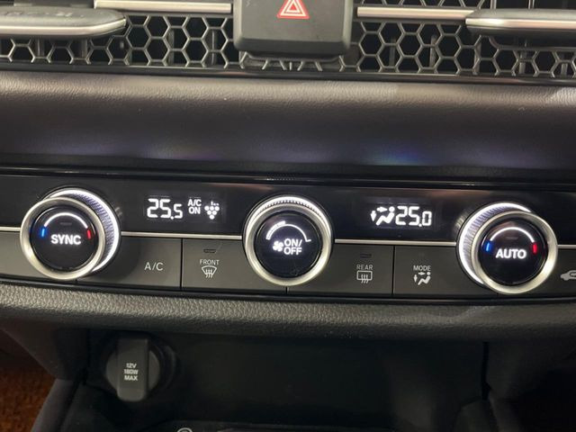 【オートエアコン】一度お好みの温度に設定すれば、車内の温度を検知し風量や温度を自動で調整。暑い&hellip;寒い&hellip;と何度もスイッチ操作をする必要はありません。快適な車内空間には必須の機能ですね♪