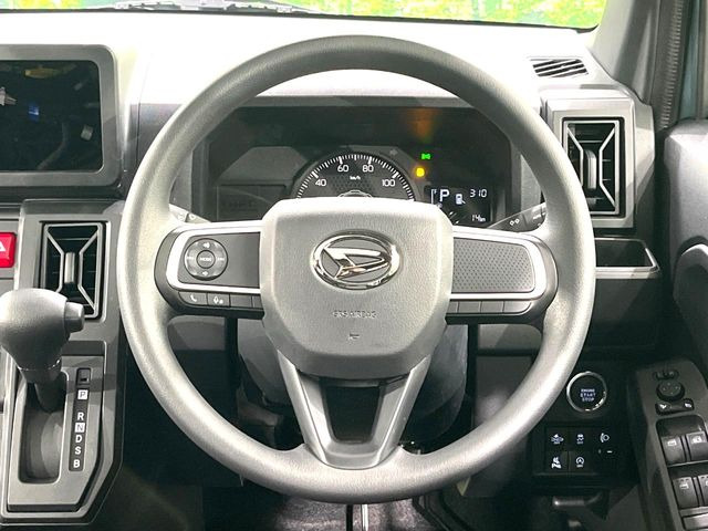 �C���e���A�ɍ��킹���f�U�C���̃X�e�A�����O�́A�^�]�������̂��Ƃ��l���A�^�]���₷���`��A�傫���ł��B�����x�A���ۂɐG���Ă��m���߂��������B