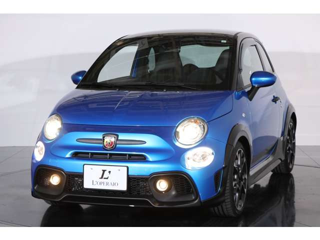 �t�����g�O�����ɔz���ꂽABARTH���S�B�͋����f�U�C���Ƒ��݊����A�X�|�[�e�B�ŏ㎿�Ȏԑ̖̂��͂���ڂň�ۂÂ��܂��B