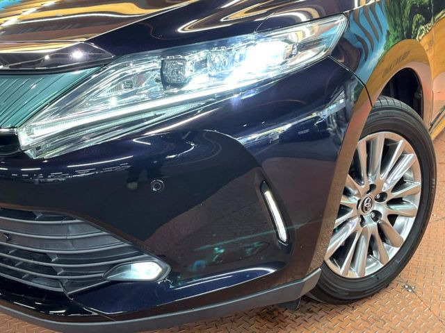 【シーケンシャルターンランプ付きLEDヘッドライト】人気の『流れるウィンカー』付きのLEDヘッドライトを装備♪高級感はもちろん、点灯時は存在感たっぷりで他車からも認識されやすく安心です。