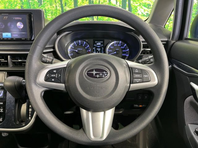 �C���e���A�ɍ��킹���f�U�C���̃X�e�A�����O�́A�^�]�������̂��Ƃ��l���A�^�]���₷���`��A�傫���ł��B�����x�A���ۂɐG���Ă��m���߂��������B