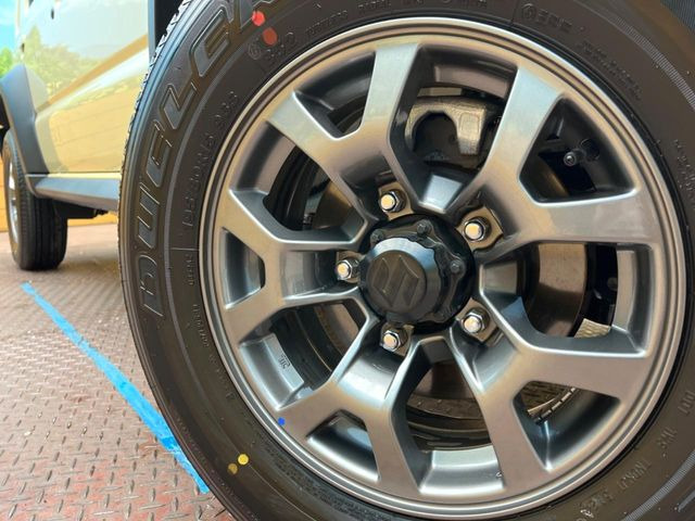 �y����15�C���`�A���~�z�C�[���z�O�ςɃ}�b�`���������A���~�z�C�[���𑕒����Ă���܂��B�e��ЊO�A���~�z�C�[����A�X�^�b�h���X�^�C�����戵�����Ă���܂��B���񂲑��k����������