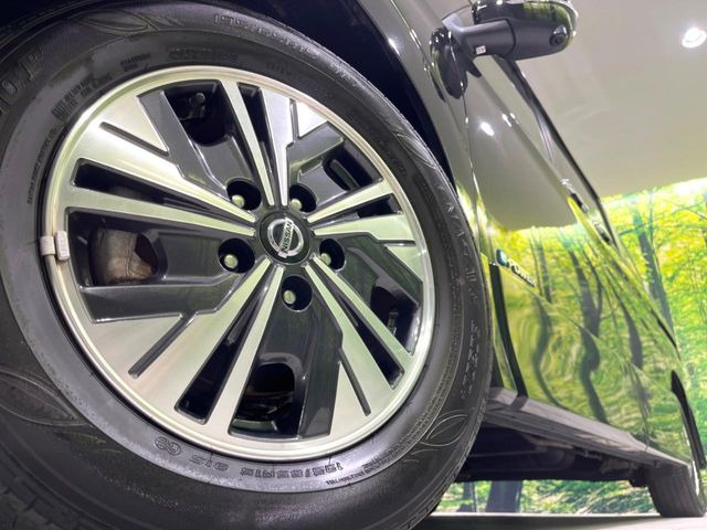 【純正15インチアルミホイール】外観にマッチした純正アルミホイールを装着しております。各種社外アルミホイールや、スタッドレスタイヤも取扱いしております。是非ご相談ください♪