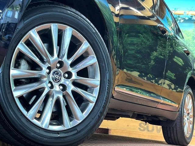 【純正18インチアルミホイール】外観にマッチした純正アルミホイールを装着しております。各種社外アルミホイールや、スタッドレスタイヤも取扱いしております。是非ご相談ください♪