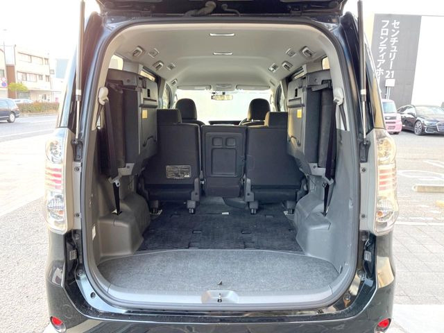 ���i�̂���������ʋ΁A���}���ɏ\���ȉ׎��X�y�[�X���m�ۂ��Ă���܂��B�Z�J���h�V�[�g��|���ƁA�傫�ȉו��̐ύڂ��\�ł���