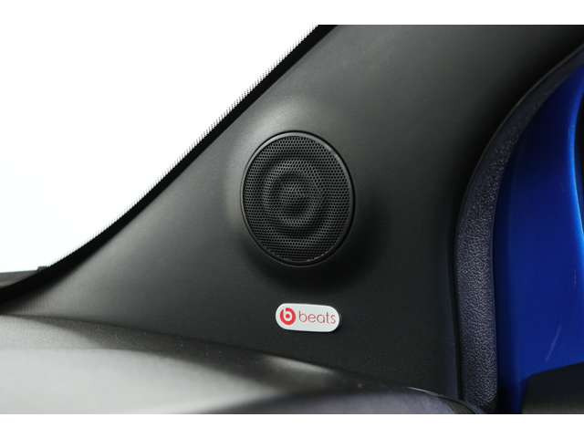 Beats�X�s�[�J�[�𓋍ځB�N���A�Ŕ��͂��鉹�����ԓ��S�̂ɍL����A�㎿�ȋ�Ԃ̒��ŉ��y�ƂƂ��ɗD��ȃh���C�u�𑶕��ɂ��y���݂��������܂��B