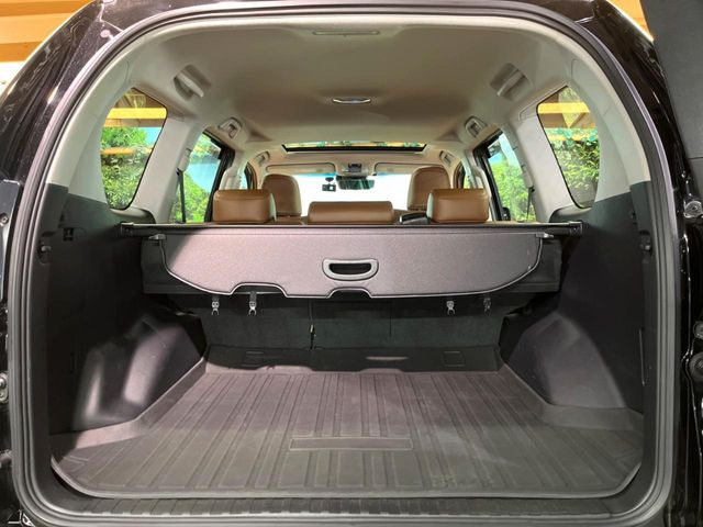 後席を格納すると、これだけの広さが!シーンに合わせたシートアレンジで、大きな荷物も積むことが出来ます♪