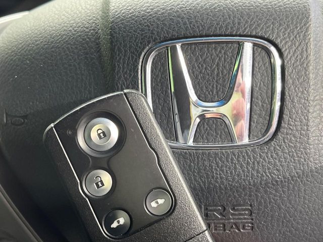 �yHonda�X�}�[�g�L�[�z�J�o����|�P�b�g�ɓ��ꂽ�܂܂ł��h�A�̎{���E�������\�ȃX�}�[�g�L�[�𑕔��B�G���W���̃I���E�I�t�����J�M�����o���K�v����������Ƃ��Ă��֗��ł���