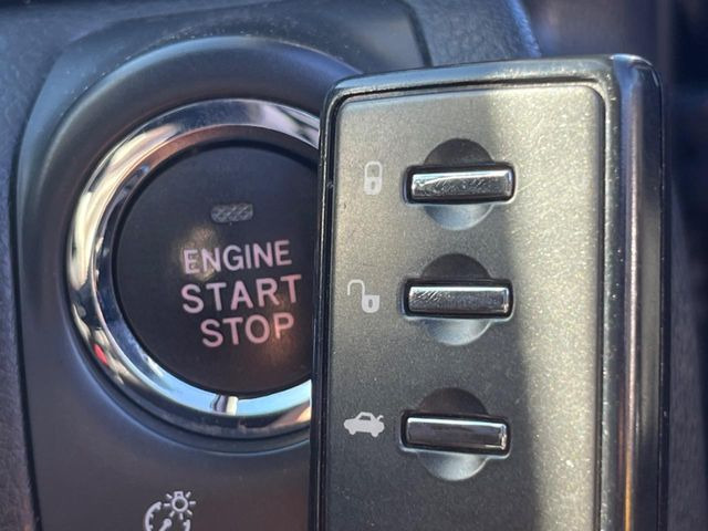 �y�A�N�Z�X�L�[&�v�b�V���X�^�[�g�z�J�o����|�P�b�g�ɓ��ꂽ�܂܂ł��h�A�̎{���E�������\�ȃX�}�[�g�L�[�𑕔��B�G���W���̃I���E�I�t�����J�M�����o���K�v�������A�{�^�����v�b�V�����邾����OK��