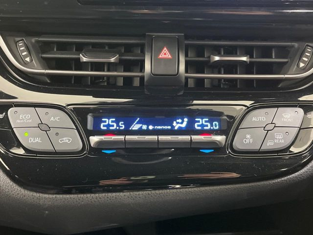 【オートエアコン】一度お好みの温度に設定すれば、車内の温度を検知し風量や温度を自動で調整。暑い&hellip;寒い&hellip;と何度もスイッチ操作をする必要はありません。快適な車内空間には必須の機能ですね♪