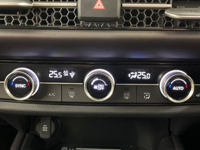 【オートエアコン】一度お好みの温度に設定すれば、車内の温度を検知し風量や温度を自動で調整。暑い&hellip;寒い&hellip;と何度もスイッチ操作をする必要はありません。快適な車内空間には必須の機能ですね♪