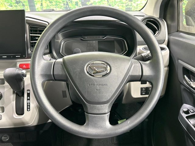 インテリアに合わせたデザインのステアリングは、運転される方のことも考え、運転しやすい形状、大きさです。是非一度、実際に触ってお確かめください。