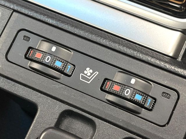 【シートベンチレーション】夏場は涼しい風でお尻や背中の熱やムレを防ぎ、冬はエアコンよりも早く温まってポカポカに!季節を問わず快適に過ごせます。