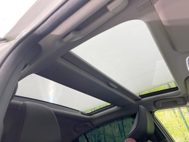 【ガラスルーフ】ガラスルーフ搭載で車内の解放感が一気にアップ!開放的なドライブをお楽しみいただけます。