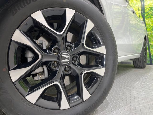 【純正18インチアルミホイール】外観にマッチした純正アルミホイールを装着しております。各種社外アルミホイールや、スタッドレスタイヤも取扱いしております。是非ご相談ください♪