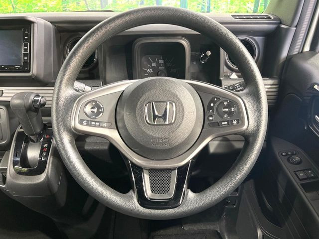 �C���e���A�ɍ��킹���f�U�C���̃X�e�A�����O�́A�^�]�������̂��Ƃ��l���A�^�]���₷���`��A�傫���ł��B�����x�A���ۂɐG���Ă��m���߂��������B