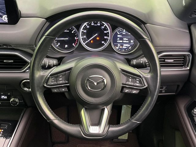 �C���e���A�ɍ��킹���f�U�C���̃X�e�A�����O�́A�^�]�������̂��Ƃ��l���A�^�]���₷���`��A�傫���ł��B�����x�A���ۂɐG���Ă��m���߂��������B